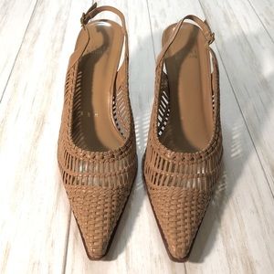 STUART WEITZMAN WOVEN CARAMEL LEATHER KITTY HEEL 2” SLINGBACK HEEL